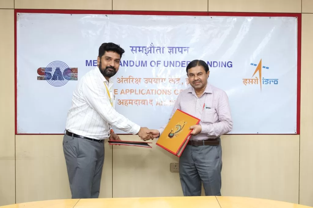 Hardik Soni, Co-founder & CTO, Navwireless Technologies signing MoU with Nilesh Desai, Director, Space Applications Centre (SACISRO), Ahmedabad..jpg