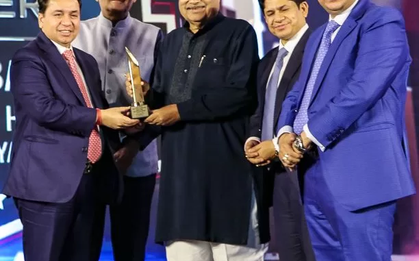 Signature-Global-Park-II-Receives-Prestigious-Best-Residential-Project-in-the-Mid-segment-Award.jpg